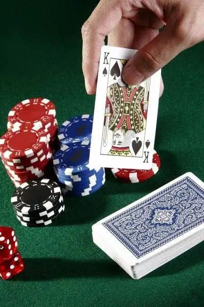 Kode verifikasi dikirim ke email pengguna untuk aktivasi akun
